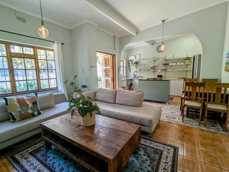 Beachside 2bd In The Heart Of Sea Point! Cape Town