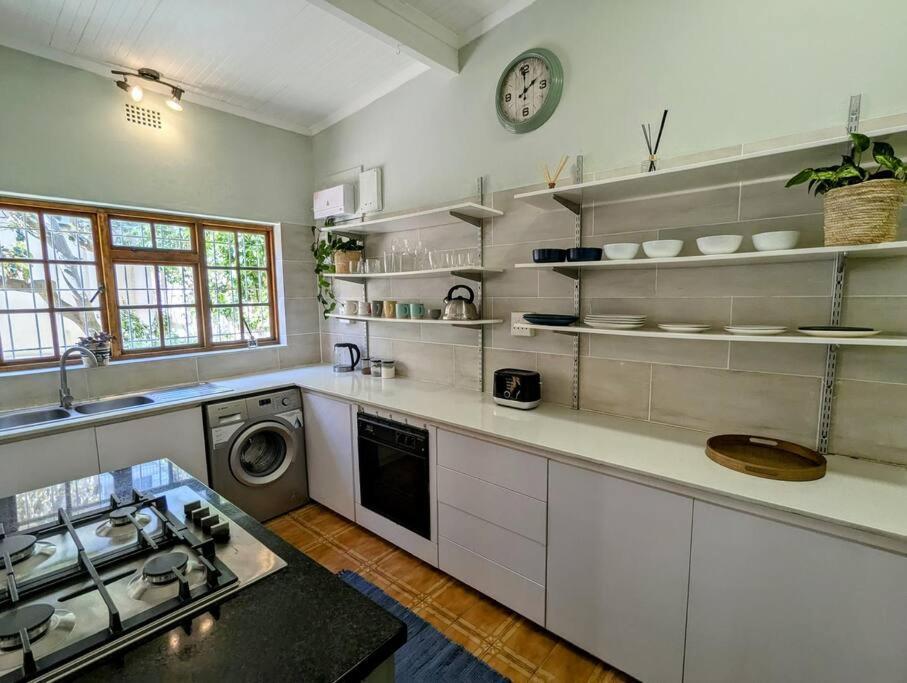 Beachside 2bd In The Heart Of Sea Point!